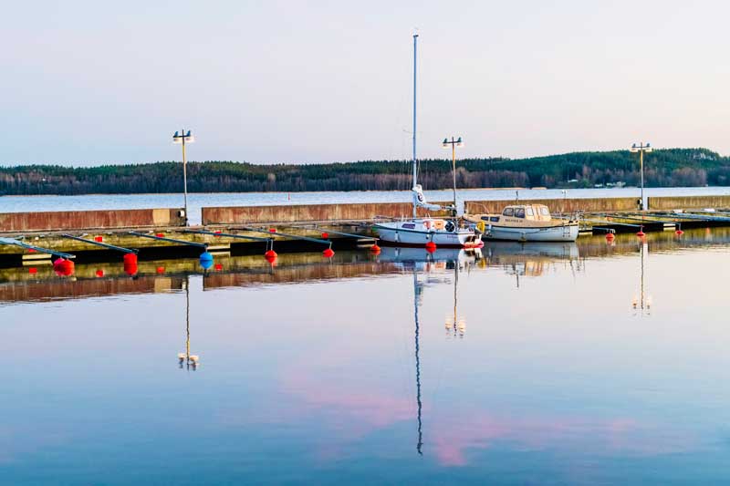 Sigtuna hamn med flera båtar.
